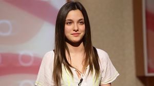 ALEXIA ERAM, fotografiată când îşi sărbătorea aniversarea în club, sărutându-şi fierbinte iubitul!