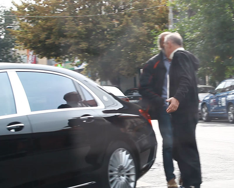 Gigi Becali îi explică ceva amicului său