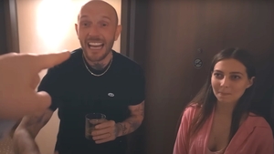 Cătălin Bordea, filmat beat-turtă într-un hotel din Piața Neamț. Scandal și manele pe hol, la ora 5:06 dimineața