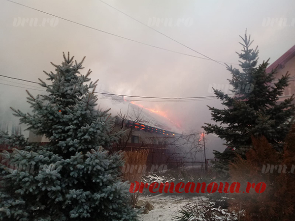 Incendiul care l-a băgat în sperieți pe un celebru miliardar român! Și-a luat familia și s-a refugiat la hotel! VIDEO