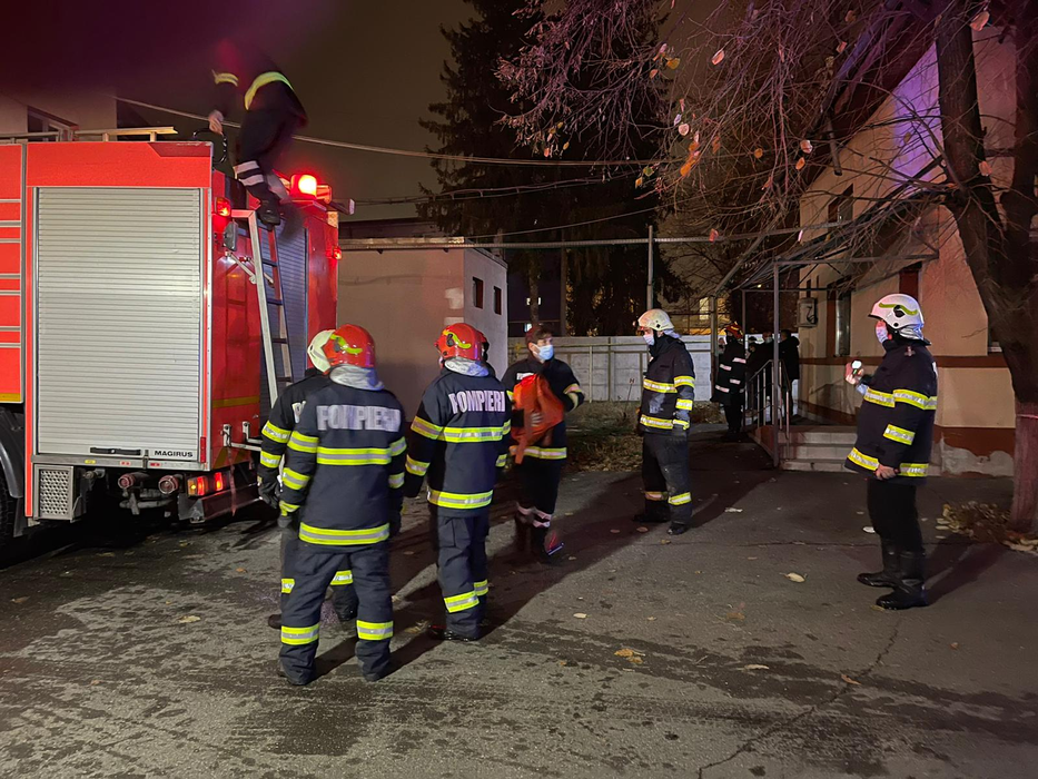Incendiu violent la Spitalul de Boli Infecțioase din Ploiești. Două persoane au murit, iar alte 20 au fost evacuate