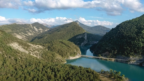 Un lac foarte vizitat de turiști este în pericol. Nivelul apei s-a diminuat considerabil