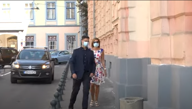 Cum s-a îmbrăcat Carmen Iohannis în prima zi de şcoală, la Sibiu. Soţia preşedintelui Klaus Iohannis, ţinută nepotrivită? Cum arăta rochiţa