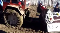 Tragi-comedie la Vaslui! Au dus mortul la groapă cu tractorul! Utilajul s-a împotmolit