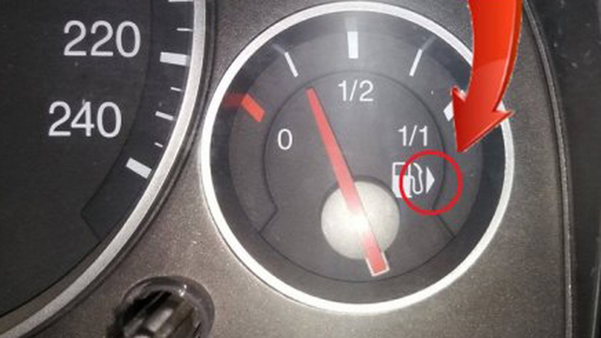 Ştii ce reprezintă triunghiul de pe bordul maşinii tale? Toţi şoferii se vor bucura să afle ASTA