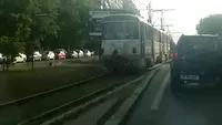 Au gasit o metoda inedita sa mearga gratis cu tramvaiul! Atentie, isi pun viata in pericol in fiecare secunda!