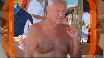 „Don” Bittman (64 de ani), la bustul gol, a făcut un șpriț corespunzător în Mamaia. Companie selectă și discuții la nivel înalt, direct de pe șezlong