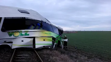 Accident soldat cu patru morţi! Un tren a intrat într-un autobuz!