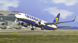 Incident șocant în timpul unui zbor Ryanair. Pilotul, nevoit să aterizeze de urgență după ce un pasager beat ar fi încercat să deschidă ușile de urgență în aer
