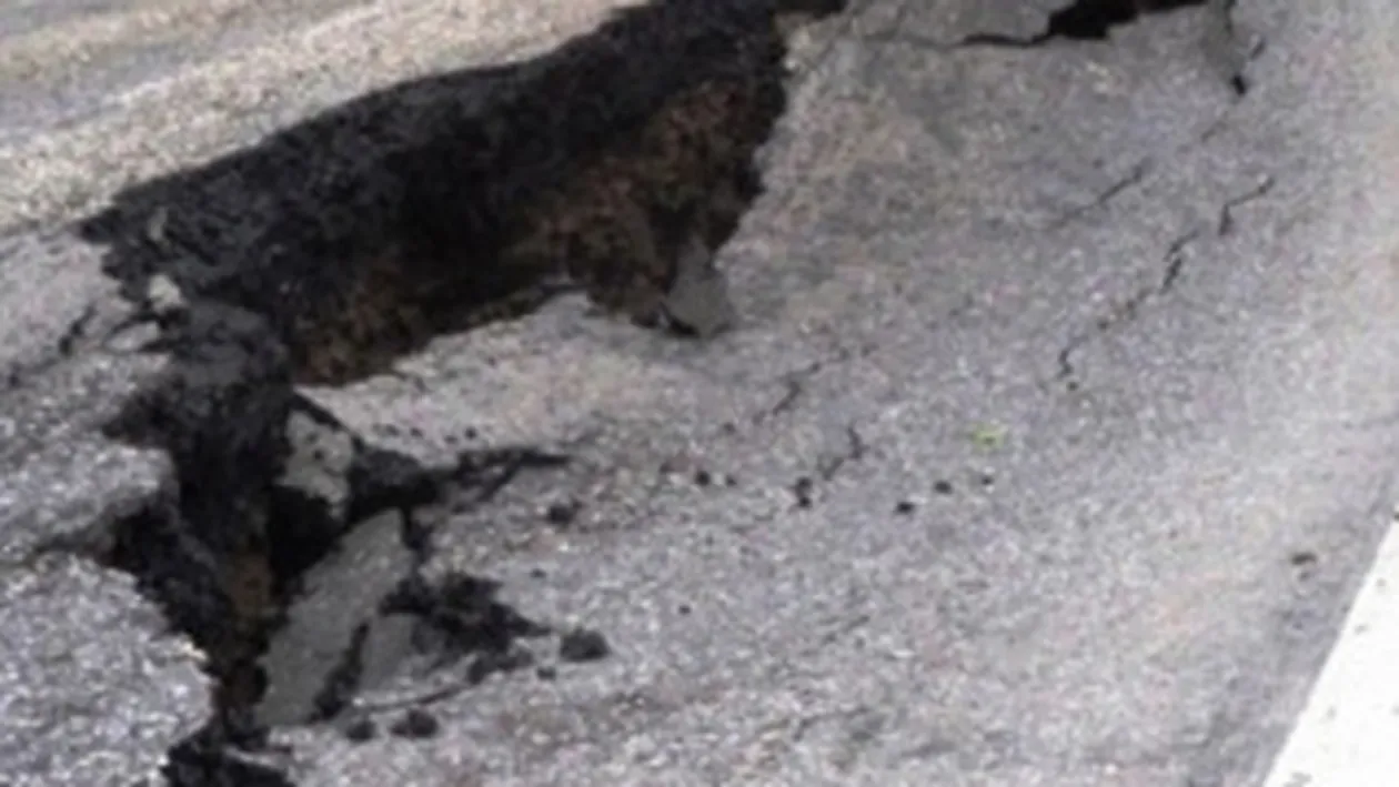 Drumul National 64, la iesirea din Baile Olanesti, s-a surpat pe un sens de circulatie