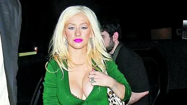 Christina Aguilera: Odata cu sanii mi-au crescut si talpile!
