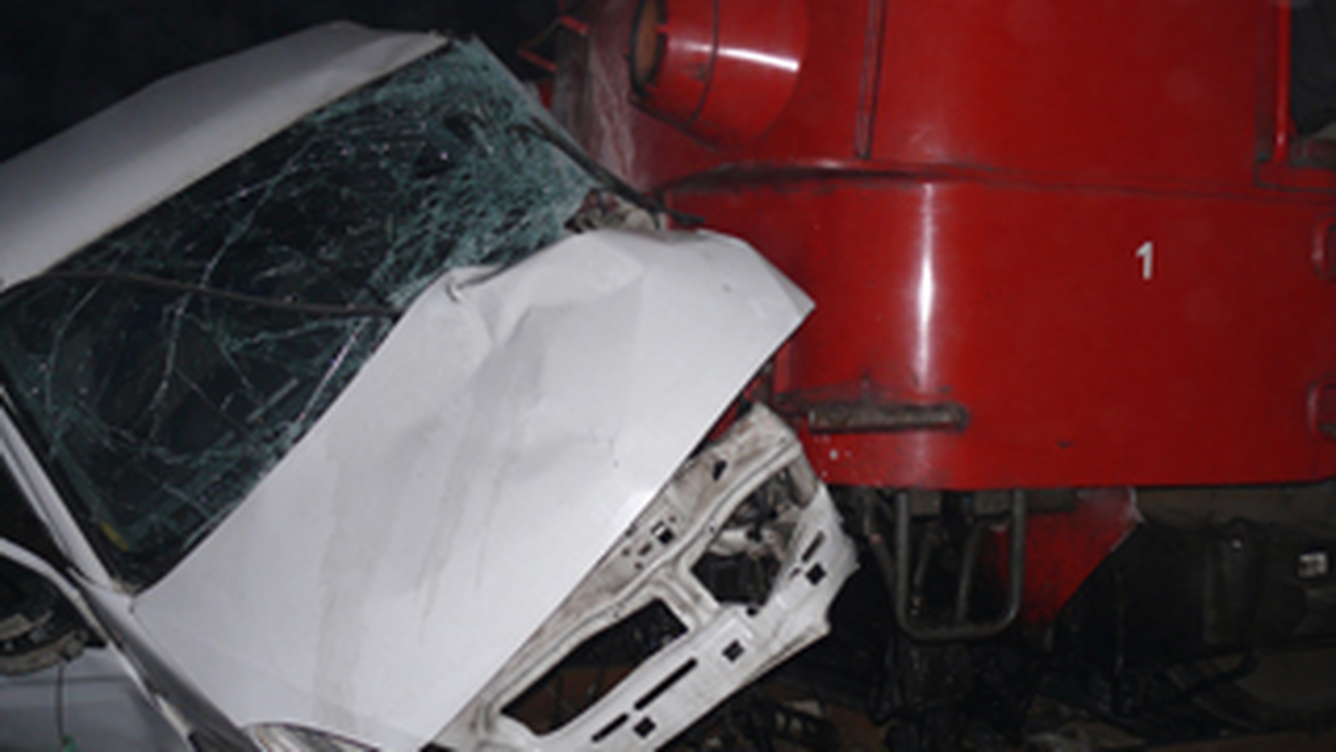 Soferul unui camion din Mehedinti nu a oprit la trecerea la nivel cu calea ferata si a fost lovit de tren!