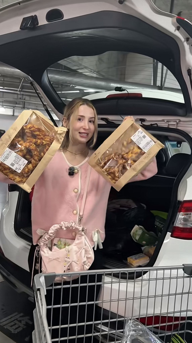 Ce a putut să cumpere o româncă cu 250 de lei într-un supermarket din China. Experimentul a devenit viral