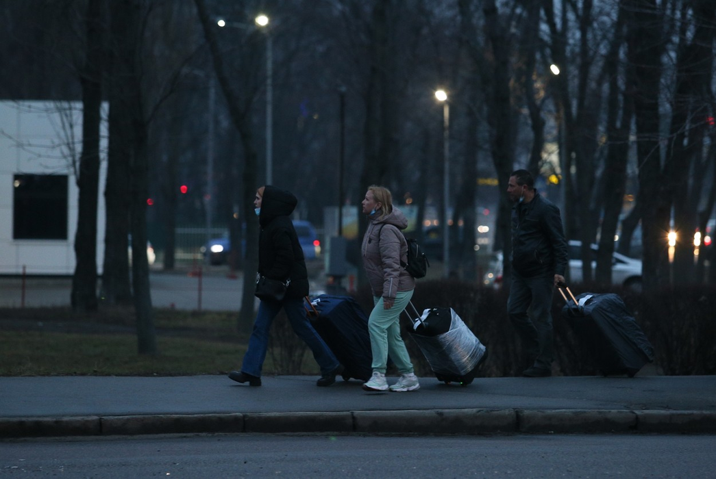 Oamenii merg pe o stradă din Kiev, cu bagajele făcute. (Sursa foto: profimedia.ro)