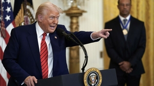 Donald Trump, lovit de un jurnalist cu microfonul! Cum a reacționat INSTANT președintele Americii? Video VIRAL