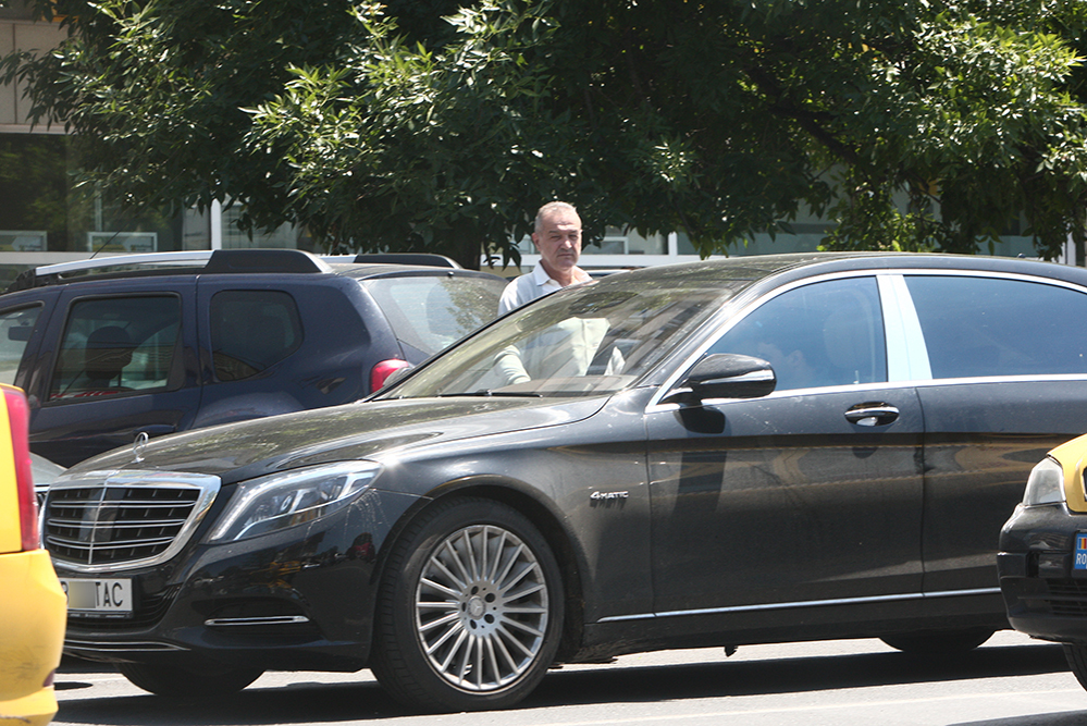 Becali urcă în superbul său Mercedes Maybach S500