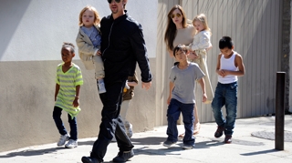 Brad Pitt a parasit-o pe Angelina si cei sase copii ai lor