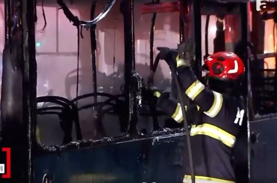 Prima reacție a șoferului aflat la volanul autobuzului care a luat foc în Capitală. A salvat viața a 7 călători!