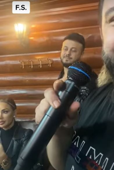 Gabi Bădălău a făcut dedicații. Sursă: captură video