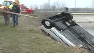 Autoritatile sunt in alerta! O masina suspecta a fost gasita intr-un lac din Pipera