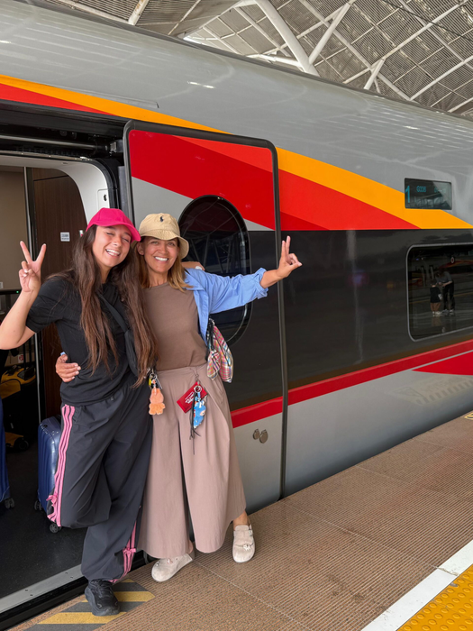 Surpriză pentru Mirela Retegan și Maya în China, după ce au cumpărat bilete la clasa I la tren: „Minune de la Dumnezeu”