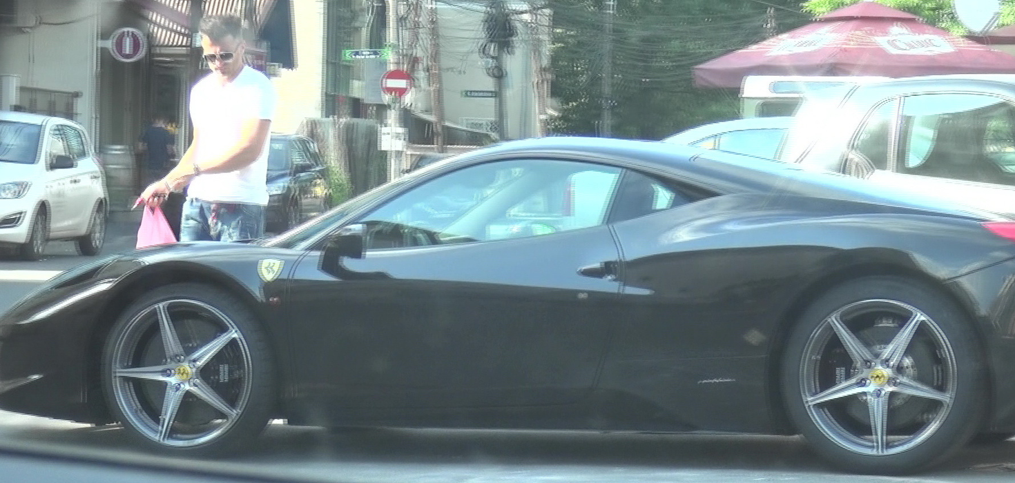 Fost fotbalist la Fulgerul Lereşti sau Naomi Câmpulung, Dîrnea are o colecţie incredibilă de maşini, a cărei ”piesa de rezistenţă” este un Ferrari