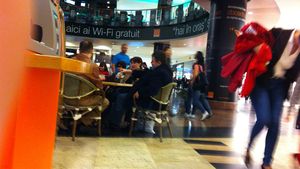 Cantareata Adriana Antoni se promoveaza si cand iese la cafea! Uite cum isi face reclama la mall!