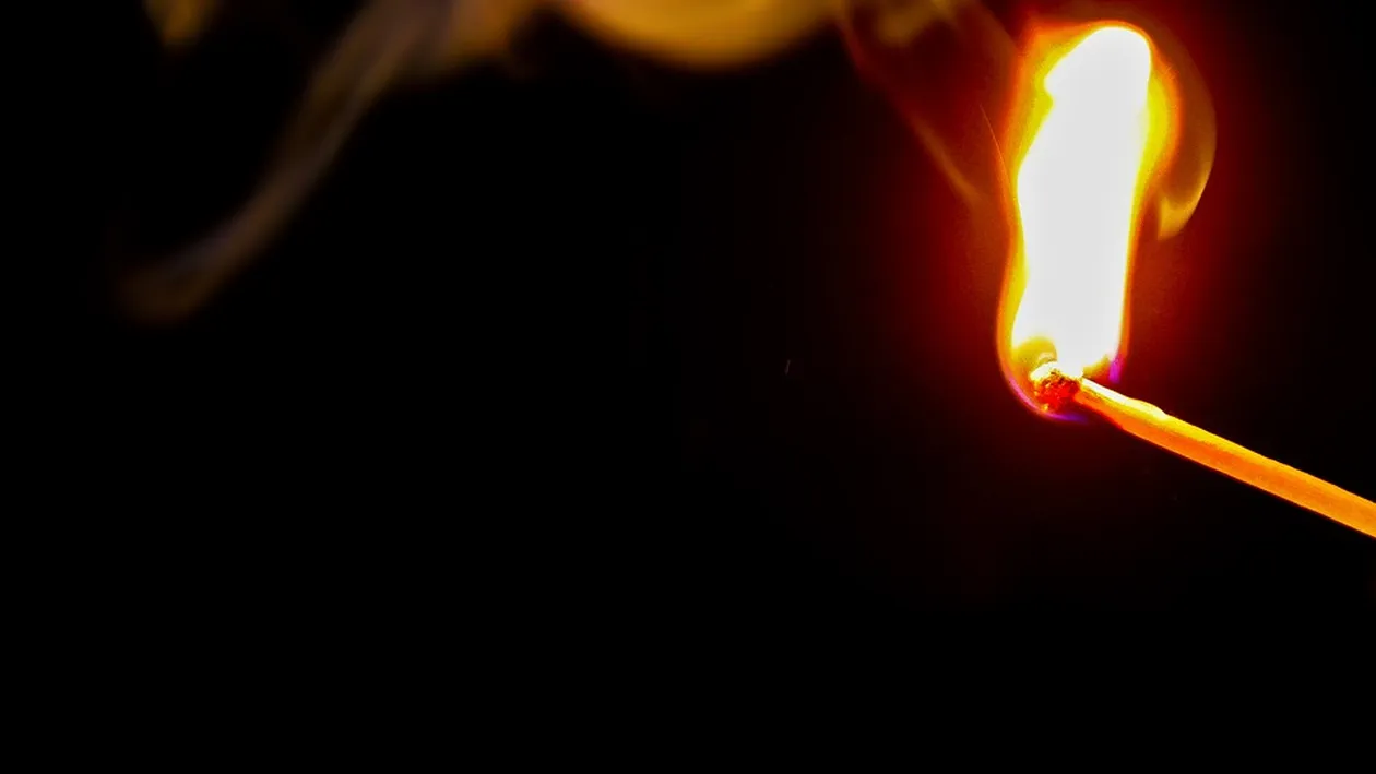 O tânără din Botoșani și iubitul ei au fost reținuți, după ce au incendiat casa unei mătuși. Motivul: a blestemat-o pe Facebook