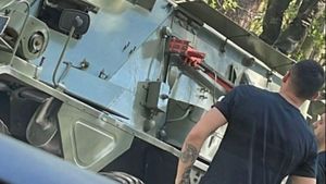 VIDEO I Dani Mocanu a lovit mai multe mașini cu o blindată militară, în timp ce filma un videoclip
