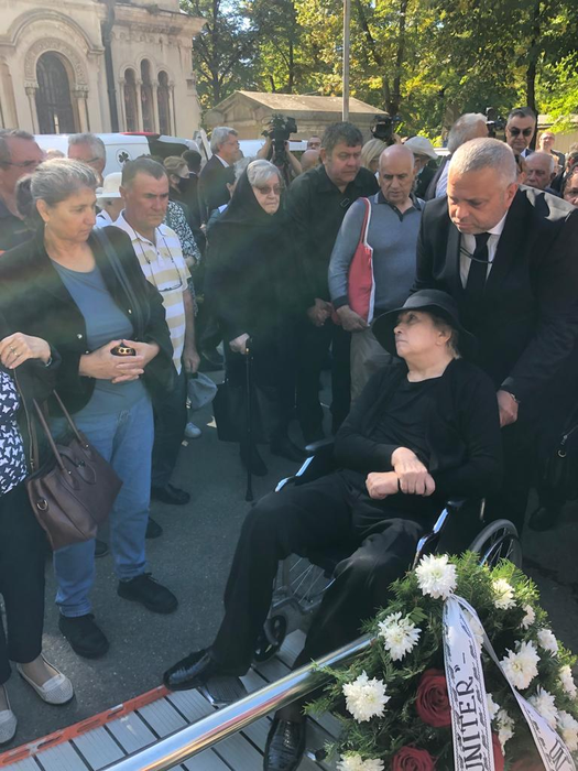 Soția lui Alexandru Arșinel, distrusă de durere la înmormântarea actorului (Foto: CANCAN.RO)