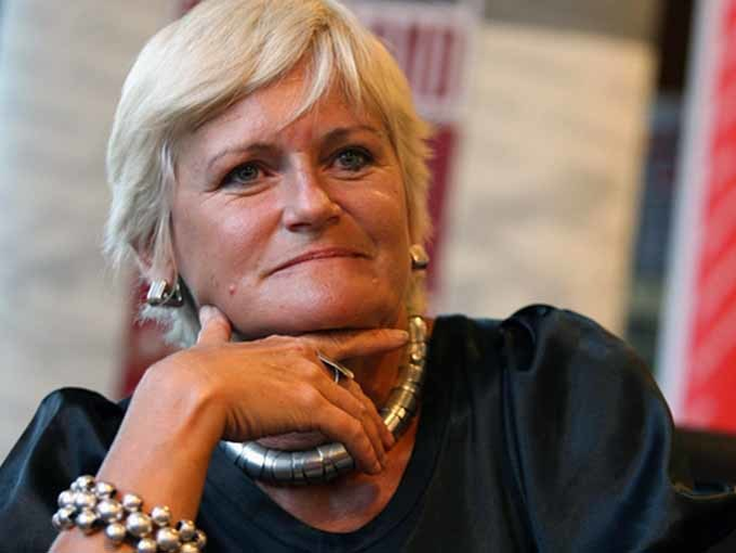 Femeia de afaceri susţine că are o proteză dentară scumpă, aşa că nu vrea să rişte vreun incident