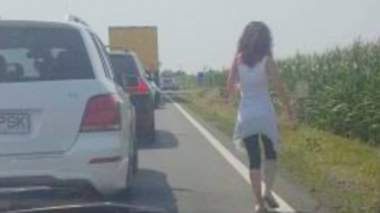 VIDEO Gestul unei tinere a ajuns viral pe Facebook după ce le-a dat o lecţie de civilizaţie unor băieţi dintr-un jeep
