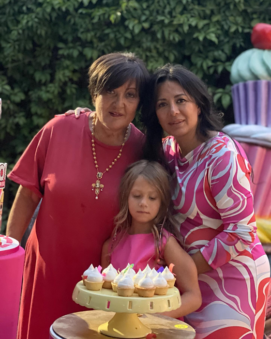 Oana Niculescu-Mizil, împreună cu mama și de fiica ei/ Sursă foto: Facebook