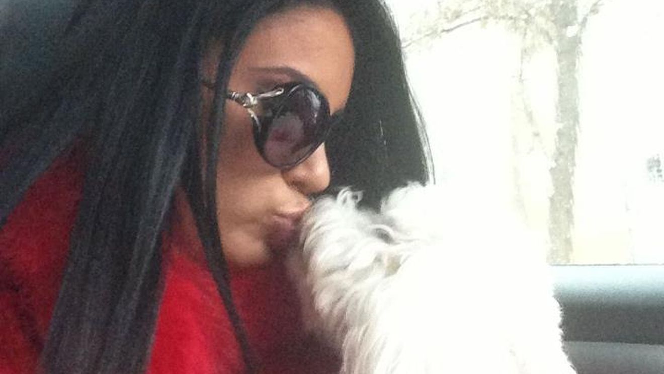 Gestul prin care şi-a scârbit fanii! Adelina Pestriţu şi-a pupat câinele pe bot: "Cine iubeste animalele intelege"