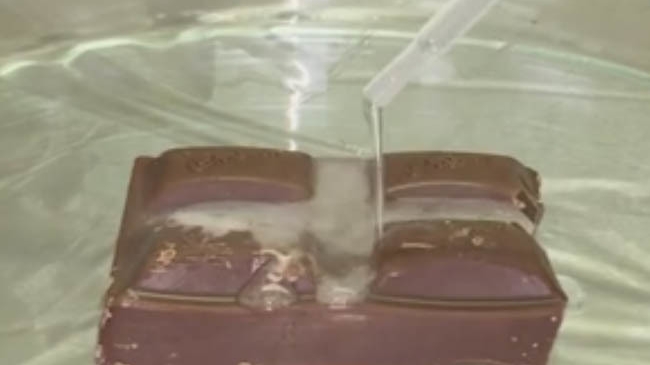 Experimentul care te va pune pe gânduri! A turnat acid peste o bucată de ciocolată, iar rezultatul i-a uimit pe toţi!