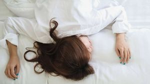 Ce se întâmplă dacă dormi fără pernă. Efectele se văd imediat