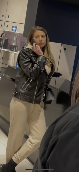 Roxana Nemeș a revenit în mall pentru a schimba un tricou pe care-l cumpărase în sesiunea de shopping (Foto: CANCAN.RO)