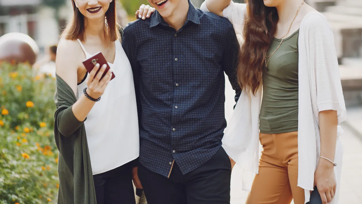 Un belgian a fost păcălit de două românce! Le-a dat 500 de euro pentru o noapte de neuitat, dar a rămas fără card și cheile de la mașină