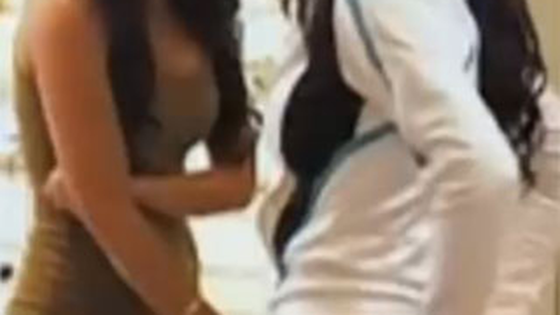 Fundul lui Kim Kardashian, pur si simplu, nu vrea sa intre intr-o pereche de blugi