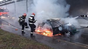 Imagini cu impact emotional. O mașină a izbucnit în flăcări în Ploiești, șoferul s-a salvat  în ultimul moment