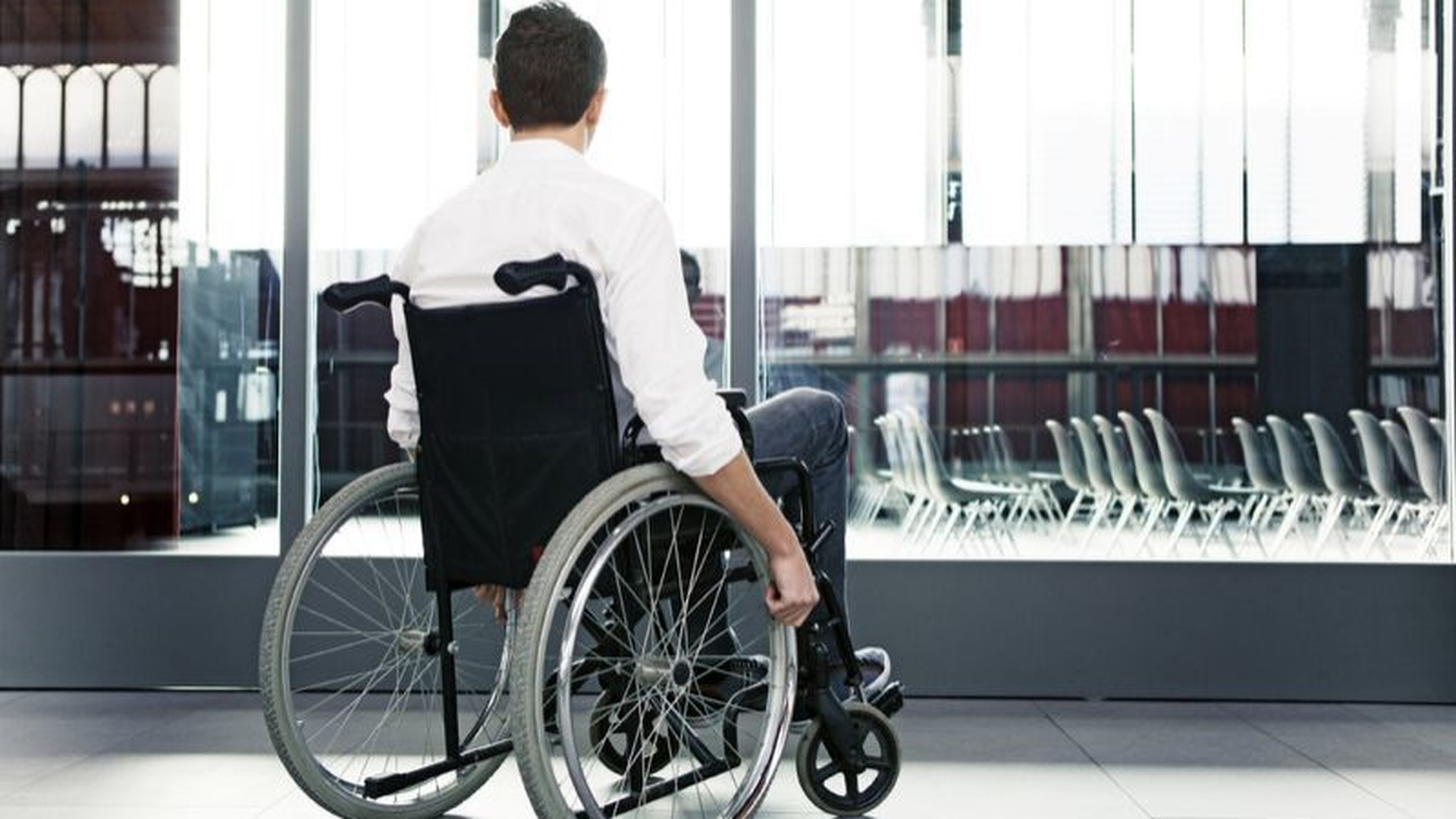 S-a prefăcut 15 ani că este paralizat! A încasat o avere din ajutoarele sociale de la stat