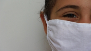 Pericolele ascunse în măștile de protecție, pe timp de caniculă. Medicii atenționează: „Oamenii uită să se hidrateze”