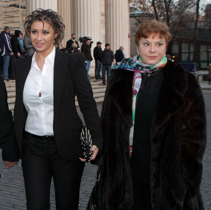 Gestul făcut de Gabriela Firea față de familia Prodan, după moartea cântăreței: i-a acordat titlul de excelență