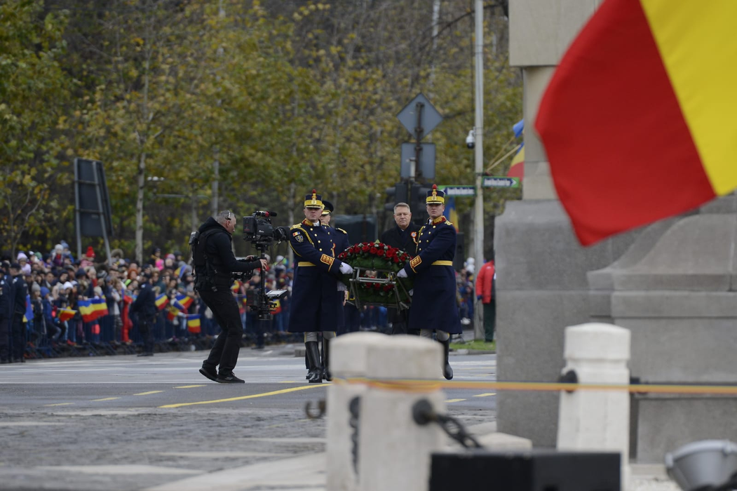 Klaus Iohannis a venit fără soția lui la parada militară din București. Gestul făcut de Carmen Iohannis pe Facebook înainte de Ziua Națională a României