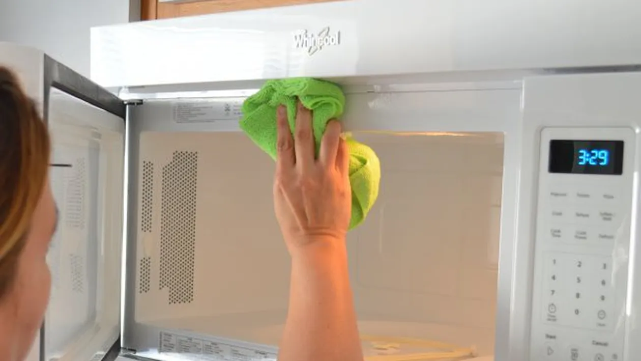 Pana acum procedai gresit. Cum sa-ti cureti rapid si usor cuptorul cu microunde! Tot ce iti trebuie este aici VIDEO