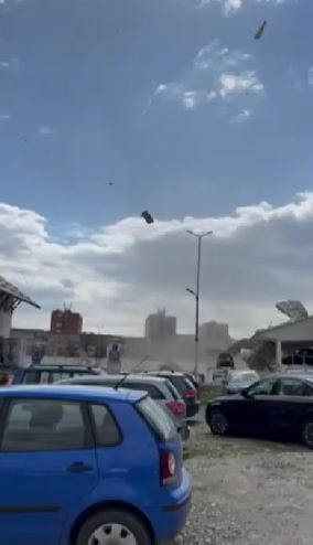 Un fenomen rar s-a produs în Râmnicu Vâlcea: un vârtej de vânt, asemănător unei tornade la scară mică, a distrus acoperișul unei parcări. sursă foto: captură video