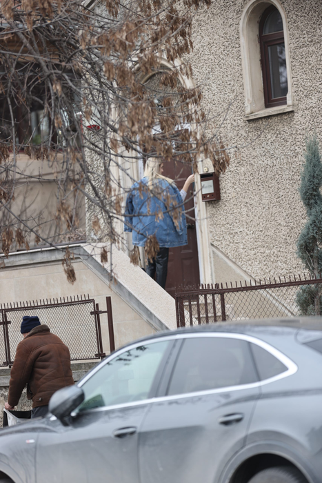 Irina Tănase descuie ușa casei