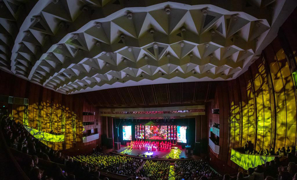 Andra susține concerte în fața a mii de oameni, iar show-ul este garantat
