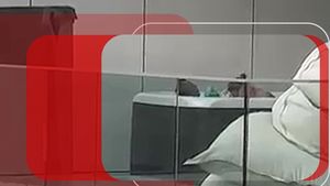 VIDEO BOMBĂ. Candidatul la Capitală își posedă blonda în public! Apelul disperat al unei vecine credincioase: ”Opriți perversul!”