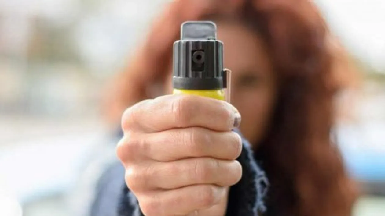 Învățătoarea din Satu Mare, care i-a atacat pe elevi cu spray lacrimogen, a fost reținută și riscă să ajungă la închisoare